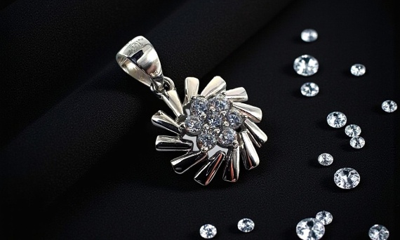 Cyrkonie w srebrnej biżuterii – diamentowy blask w przystępnej cenie