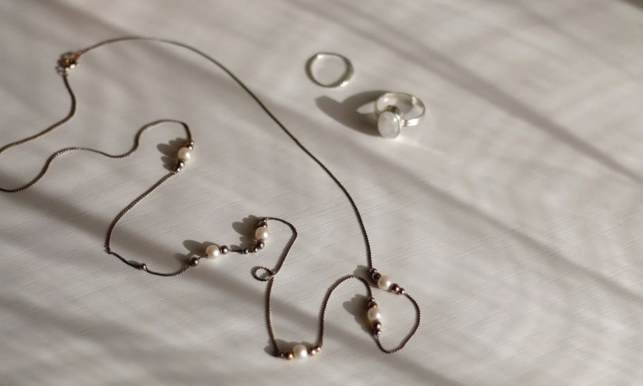 Jak przechowywać biżuterię, aby nie czerniała? Praktyczny poradnik