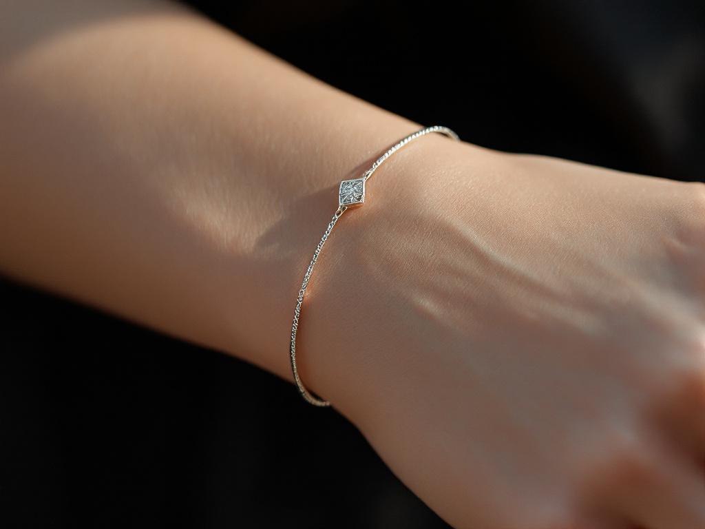 srebrna bransoletka o minimalistycznym wzorze na kobiecym nadgarstku